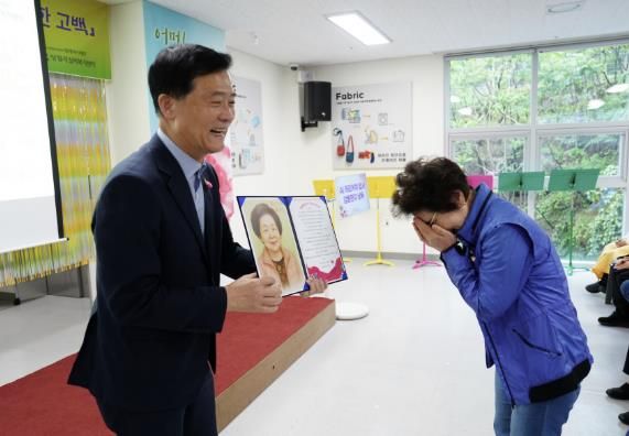 행사에 참석한 이승로 성북구청장(왼쪽)