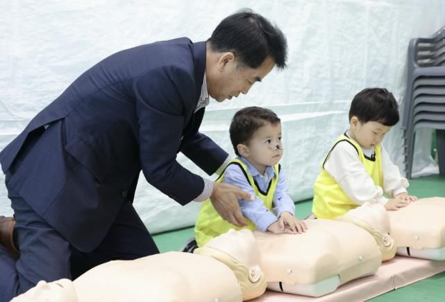 보은군, 2025년 찾아가는 어린이 안전체험교실 성황리에 개최-아이들이 심폐소생술을 배우는 모습