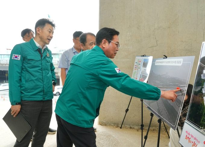 13일 김석필 천안시장 권한대행 부시장이 천안 역세권 혁신지구 도시재생사업 등 3개 사업 현장을 둘러보고 있다.