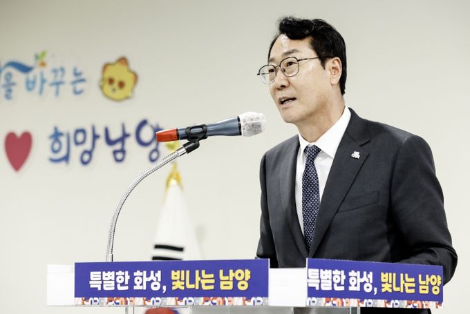 정명근 화성특례시장이 13일 남양읍 임시청사 개청식에서 축사하고 있다.