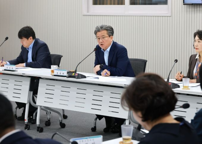 정용래 유성구청장이 14일 확대간부회의에서 당부 사항을 전달하고 있다.