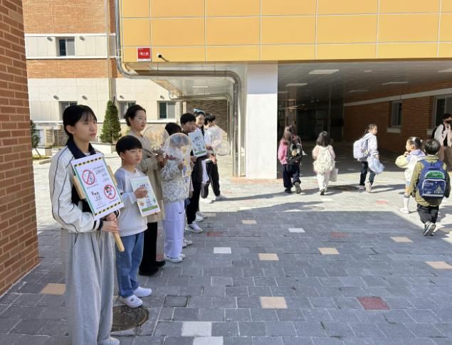 푸른샘초등학교, 등굣길 교통안전 캠페인 주간 운영 사진