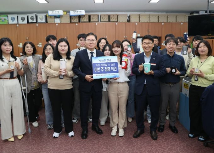 청렴 직원 릴레이 전달식을 진행하고 있는 정현구 부군수