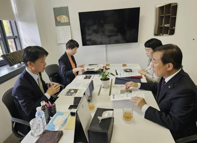 용호성 차관에게 현안 사업을 건의하는 김문근 군수