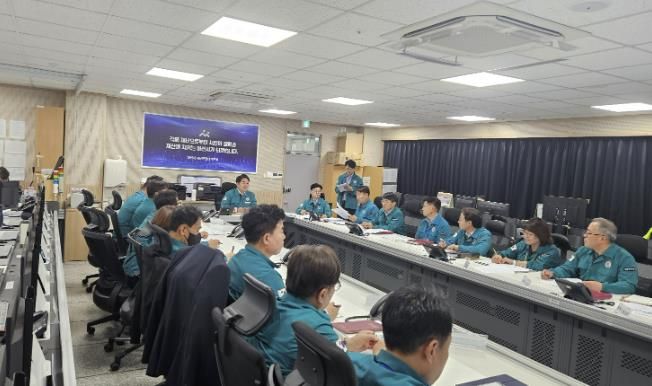 오세현 아산시장이 13일, 24개 주요부서와 함께 여름철 자연재난 종합대책 추진상황을 점검하고 있다.