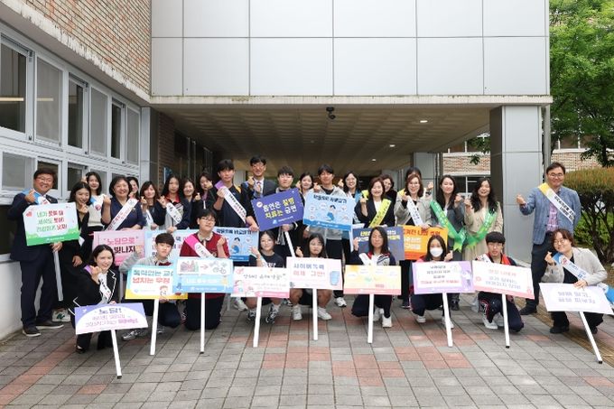 15일 아침, 최교진 교육감을 비롯한 교육청 직원, 새롬중학교 학생, 교직원들이 새롬중학교에서 등굣길 흡연・마약 예방 홍보 운동(캠페인)을 하고 있다.
