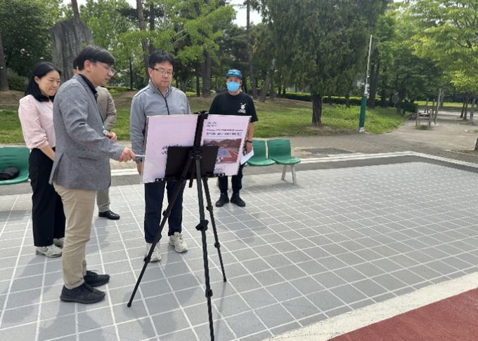 김현수 수원시 제1부시장(사진 오른쪽에서 두 번째)이 만석공원 어린이 자전거 연습장에서 수원시 관계자와 이야기를 나누고 있다.