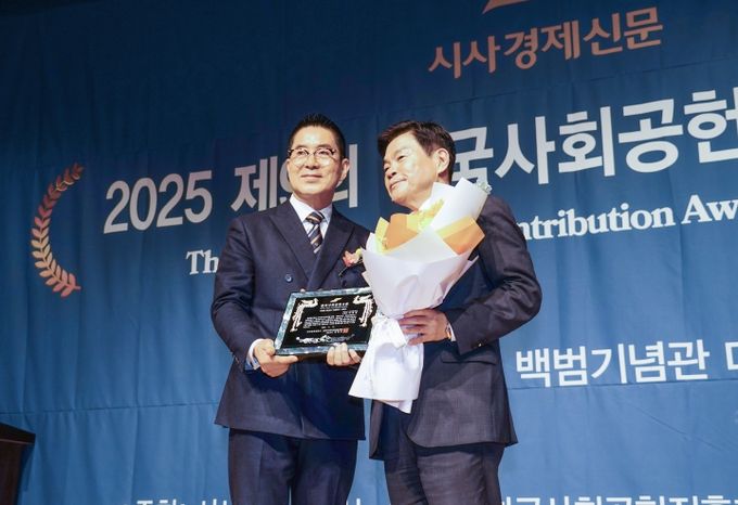 이필형 동대문구청장(사진 오른쪽)이 제9회 한국사회공헌대상 시상식에서 스마트 혁신도시 경영평가 부문 최우수 기관상을 받고 있다.