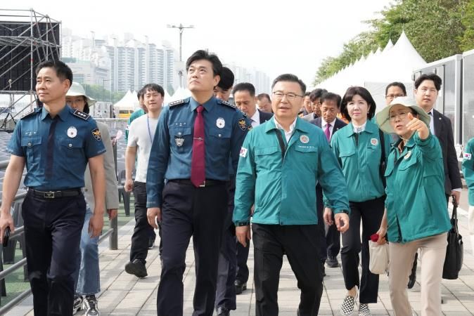 장미축제 현장 안전관리 합동점검에 참여한 류경기 중랑구청장과 관계자들의 모습