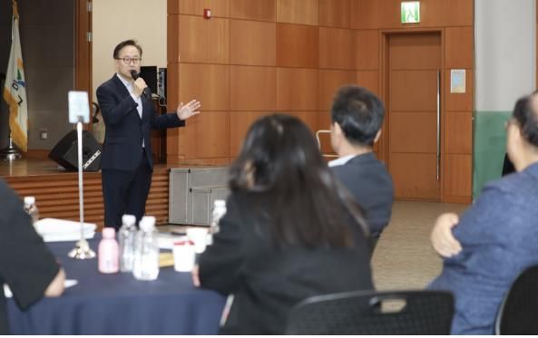 지난해 8월, 유성훈 구청장이 주민배심원들과 함께 공약이행상황을 점검하고 있다