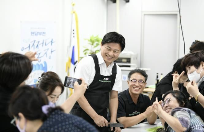 조용익 부천시장이 ‘열린시장실 운영’을 통해 시민들과 대화를 나누고 있는 모습. 시는 주민소통 분야에서 좋은 평가를 받았다.