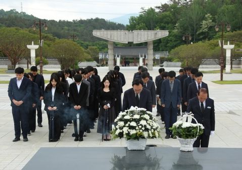 나주시 공직자들이 국립518민주묘지에서 참배하는 모습