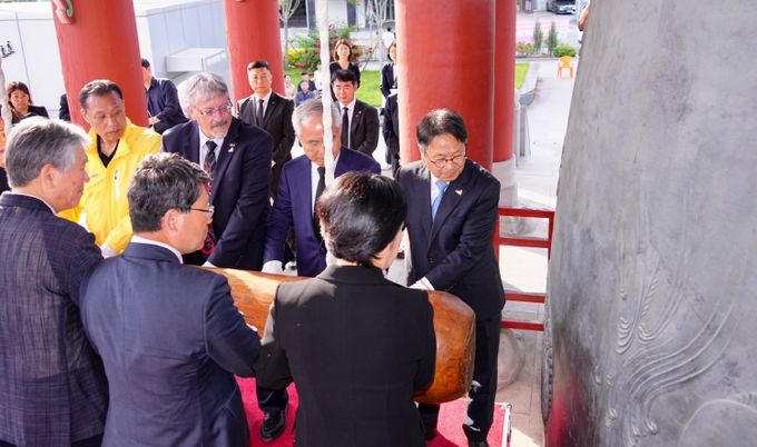 강기정 광주광역시장이 18일 오후 5·18민주광장 내 민주의 종각에서 제45주년 5·18민주화운동을 기념하기 위해 신수정 시의회의장, 이정선 광주시교육감, 양부남 더불어민주당 광주시당위원장, 5‧18 기관‧단체장 등과 함께 타종을 하고 있다./광주광역시 제공