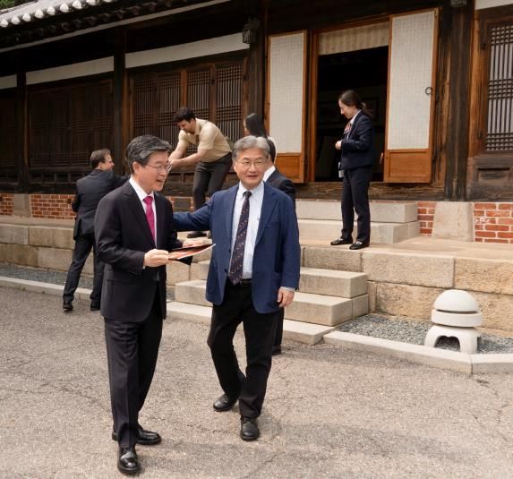 미 대서관저 방문