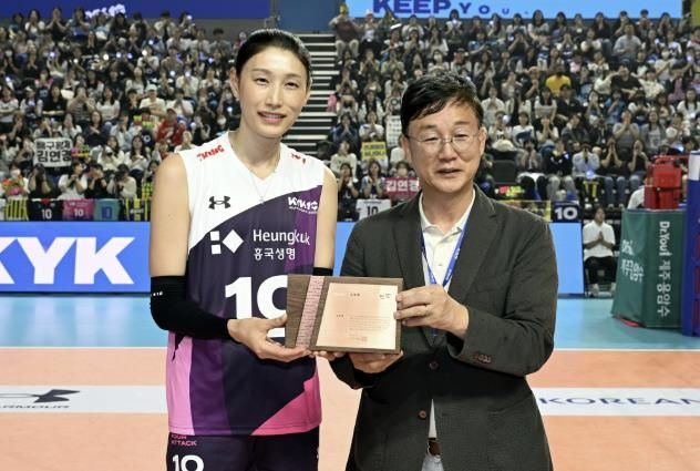 안산시, 은퇴 배구 여제 김연경 선수에 공로패 전달