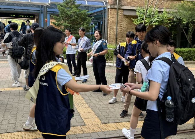 학생에게 홍보 부채를 전달하는 생활교육과장