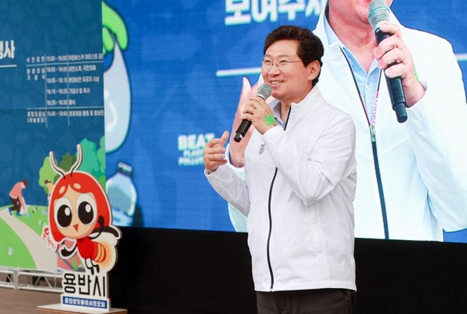 5일 시청 야외음악당에서 열린 용인 반딧불이 한마당에 참석한 이상일 시장이 인사말을 하고 있다