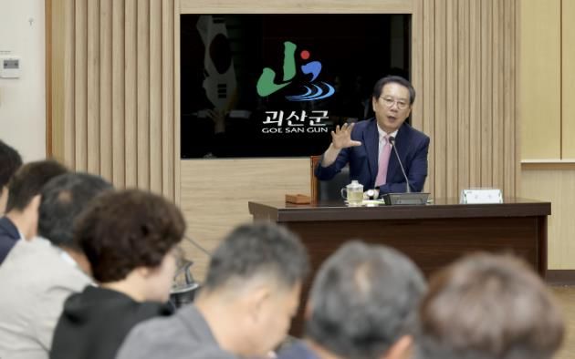 확대간부의회의에서 새 정부 대응전략 및 예산확보 총력을 주문하는 송인헌 군수