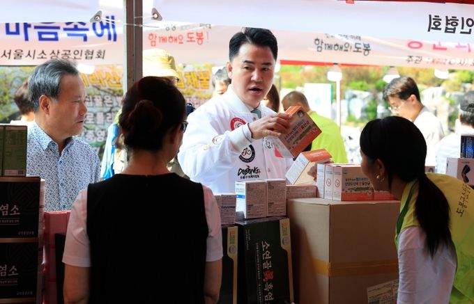 오언석 도봉구청장이 지난 9일 ‘도봉구 소상공인 행복응원장터’에서 물품을 구입하고 있다(2025. 6. 9. 도봉구 창동역 1번출구)