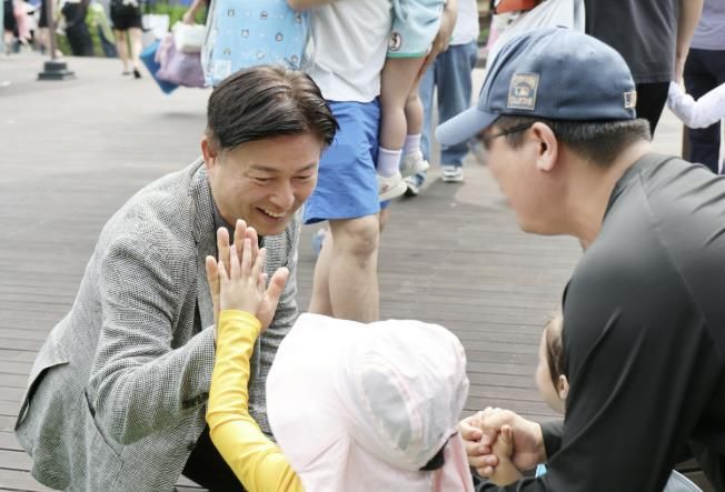 조용익 부천시장이 지난 7일 중앙공원 물놀이장 개장식에서 어린이들과 하이파이브를 하고 있다.
