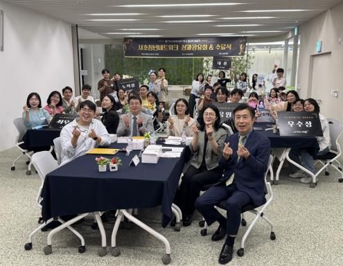 10일 서초청년네트워크 7기 수료식‧성과공유회에서 전성수 서초구청장(앞 테이블 오른쪽에서 첫 번째)이 단체 기념촬영을 하고 있다