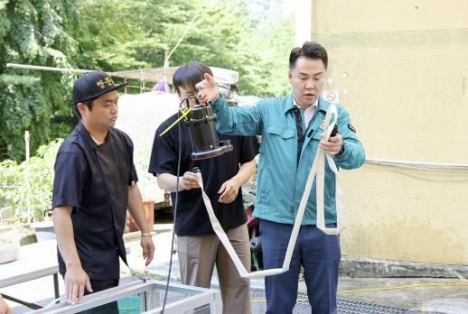 오언석 도봉구청장이 주민들에게 양수기 사용법에 대해 설명하고 있다