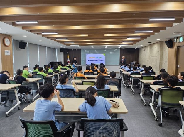 24일, 해밀초등학교 학생들이 세종시교육청을 방문해 천범산 부교육감의 인사말씀