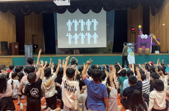 제천교육지원청, 학교로 찾아가는 흡연예방 마술공연 실시