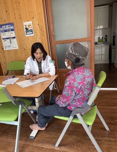 치매안심센터 전문인력과 함께 치매조기검진을 하고 있다.