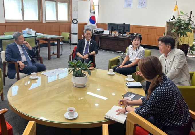 농공단지 입주기업체협의회장과 간담회하는 김완근 제주시장