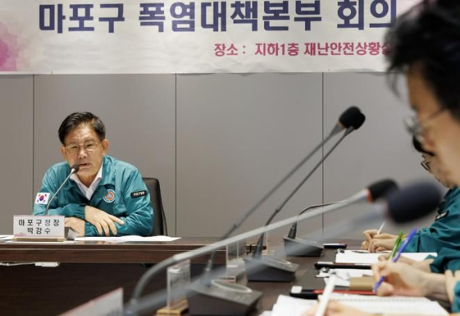 박강수 마포구청장이 폭염대책본부 회의에서 직원들에게 당부의 말을 전하고 있다.