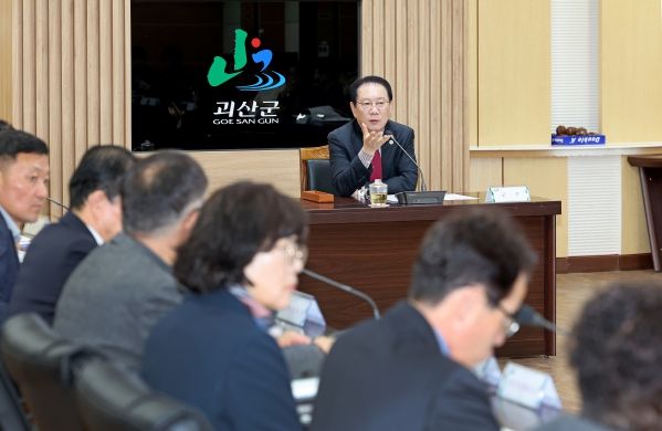 확대간부회의에서 폭염대응 총력과 대학찰옥수수 출하 준비 박차를 주문하는 송인헌 군수