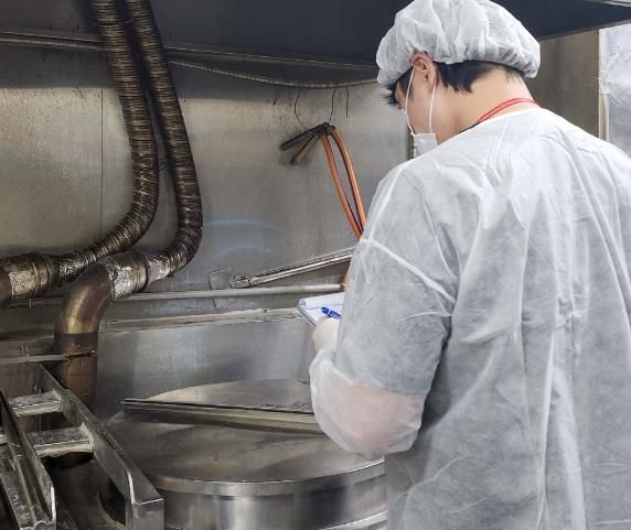 오는 8월까지 여름철 식중독 예방을 위한 ‘위생 진단 컨설팅’을 진행한다고 7일 밝혔다. 사진은 대덕구 관계자가 지역 내 음식점을 대상으로 위생 점검을 진행하고 있다.