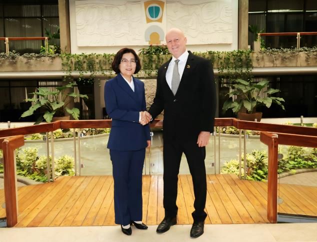 코스타리카 산호세 대통령궁에서 제1부통령과 면담하고 있는 김보라 안성시장