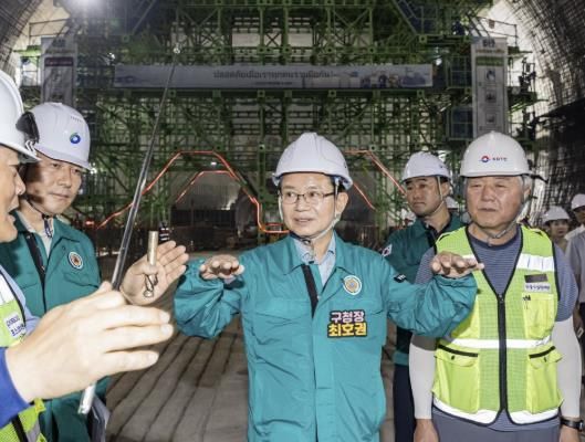 신안산선 지하 공사현장을 점검하고 있는 최호권 영등포구청장