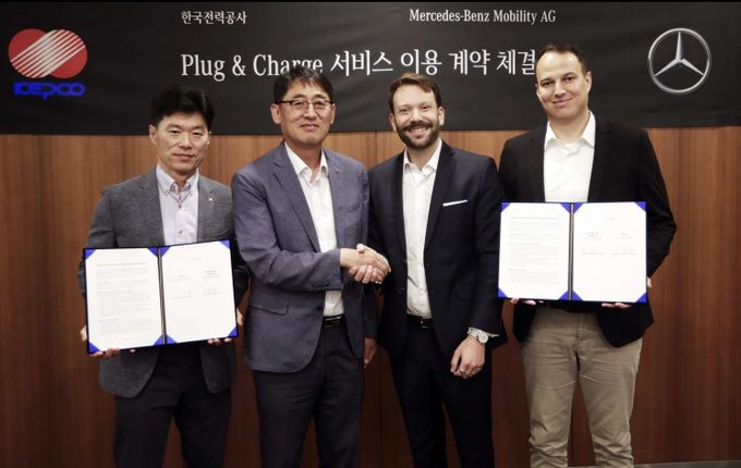 한전 EVC 장근철 사업부장, 한전 에너지신사업처 이상원 처장, ‘메르세데스-벤츠 모빌리티 AG’ 아시아 및 호주 지역 공공 충전 서비스 부문 총괄 에릭 아우프리히트 상무, ‘메르세데스-벤츠 코리아 제품, 마케팅 및 디지털 비즈니스’ 부문 총괄 킬리안 텔렌 부사장