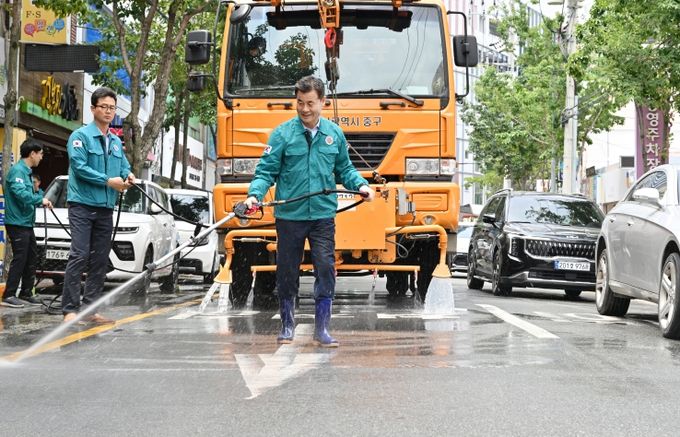 “도심 열기 식혀라”…중구, 폭염 대비 살수차 운행 현장 점검