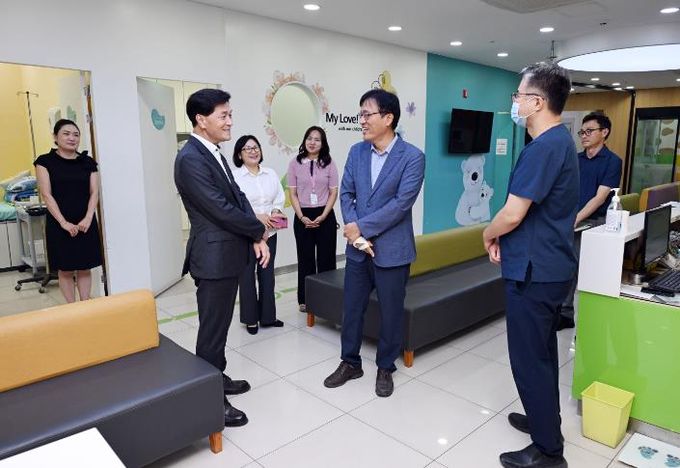 안병구 밀양시장이 지난 8일 달빛어린이병원으로 지정된 미르아이병원을 방문해 의료진을 격려하고 있다.