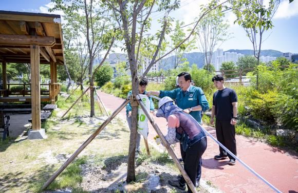 북구, 폭염에 수목 피해 최소화 가로녹지 등 집중 관수작업 실시