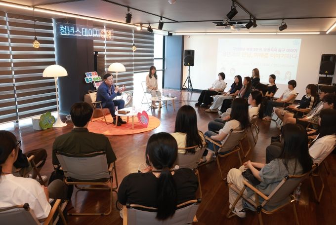 동구는 9일 청년스테이지ON에서 취임 3주년 방방곡곡 동구이야기 행사를 갖고 김종훈 동구청장과 대학생이 만나 청년들의 고민 및 제안 사항 등 대화의 시간을 가졌다.