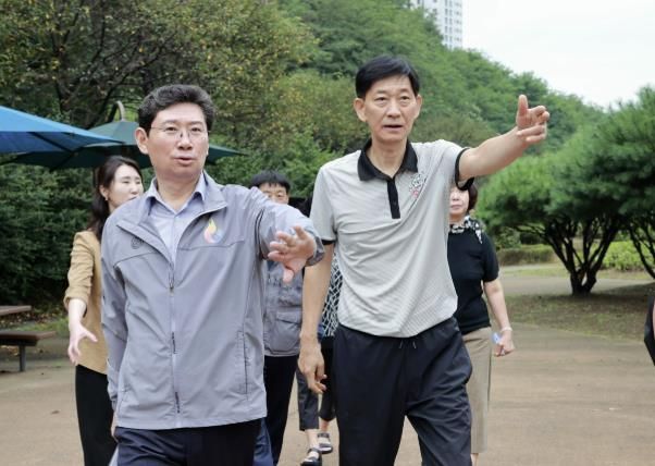 이상일 용인특례시장이 지난해 9월 13일 '광교숲속마을 쉼터'를 방문해 주민의견을 청취하고 있는 모습