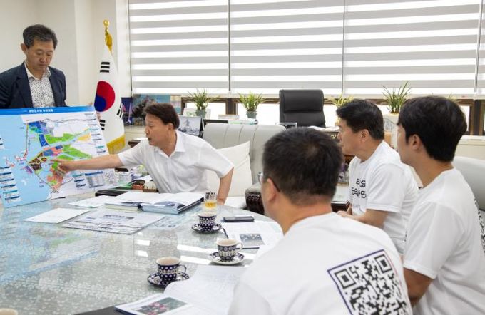 강임준 군산시장이 국민권익위 관계자들에게 지역 정책을 건의하고 있다