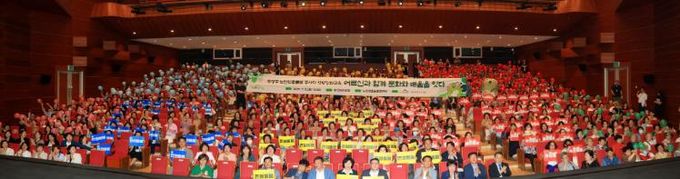 지난 8일 노인맞춤돌봄서비스 수행인력과 서비스 이용 어르신을 대상으로 ‘제2회 어르신과 함께 문화와 배움을 잇다’ 교육 실시 기념촬영을 하고 있다.