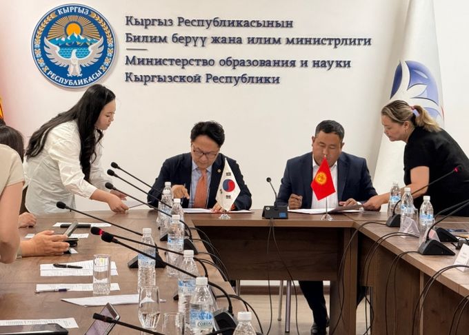 왼쪽 김태형 부교육감, 오른쪽 알버트 마크맷콜로브 키르기스스탄 교육부 차관