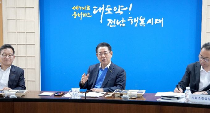 도시락 오찬하며 도정 현안 논의하는 김영록 전남도지사