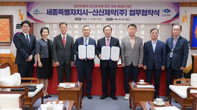 왼쪽에서 네번째부터 이병기 신신제약 대표이사 최민호 세종시장