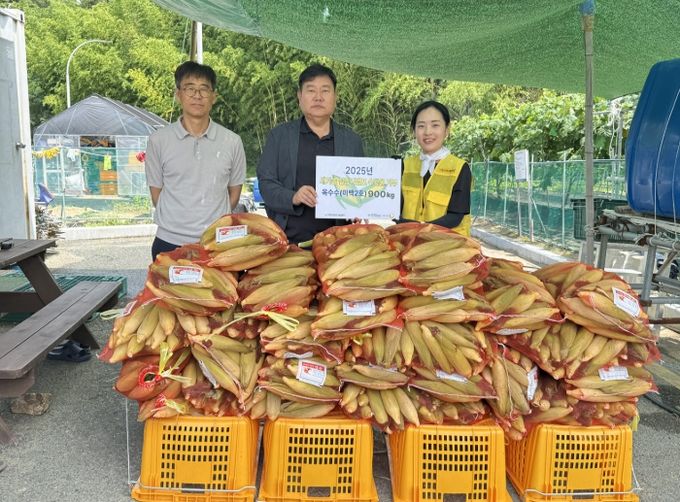 농업용 드론 방제를 통해 생산한 옥수수 900㎏ 지역사회에 전달