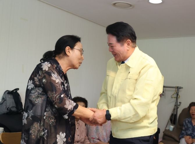 최대호 안양시장이 10일 오후 관내의 한 경로당을 방문해 폭염 관련 어르신들의 애로사항을 청취했다.