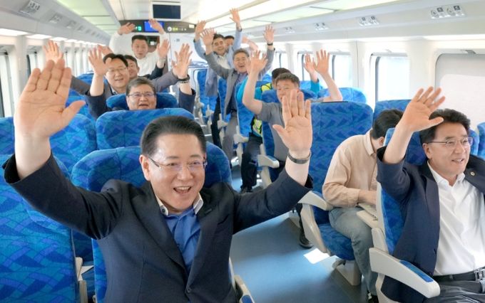 김영록 전라남도지사가 10일 오후 오는 9월 개통 예정인 전남 남해선 '목포~보성' 구간의 영업시운전 열차 출발을 축하하며 관계자들과 환호하고 있다. '목포~보성' 구간은 목포 임성리~영암~해남~장흥~장동~신보성까지 이어지는 총연장 82.5㎞ 단선전철로 1조6천400억 원이 투입됐다. 철로가 개통되면 보성은 남해안선과 경전선이 만나는 철도 거점지역으로 서남권 교통 편의 증진과 남해안권 관광 활성화에 핵심적인 역할을 할 것으로 기대된다.