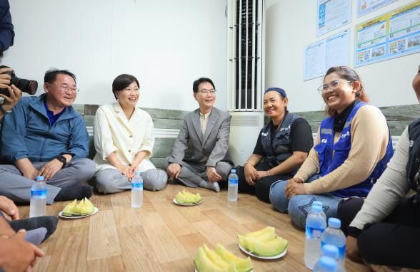 송미령 농림축산식품부 장관과 심덕섭 고창군수가 외국인 계절근로자 쉼터를 방문해 이야기를 나누고 있다.